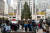 지난 13일(현지시간) 미국 뉴욕 맨해튼 록펠러센터 앞에 크리스마스 트리가 설치되는 모습. [로이터=연합뉴스]