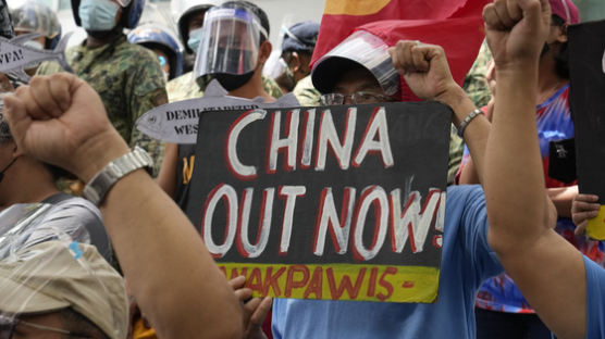 남중국해 '물대포 충돌'…필리핀 "군용선 공격받아" 中 "무단침입 대응"