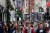 지난달 12일(현지시간) 아일랜드 더블린 상점앞을 시민들이 걷고 있다. [로이터=연합]