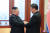 지난 2019년 4차 방중한 김정은 북한 국무위원장이 인민대회당에서 시진핑 중국 국가 주석과 인사하는 모습. 연합뉴스