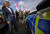 사디크 칸 영국 런던 시장이 지난달 25일 런던 초저배출구역에서 전기자동차 운전자를 만나고 있다. AP=연합뉴스