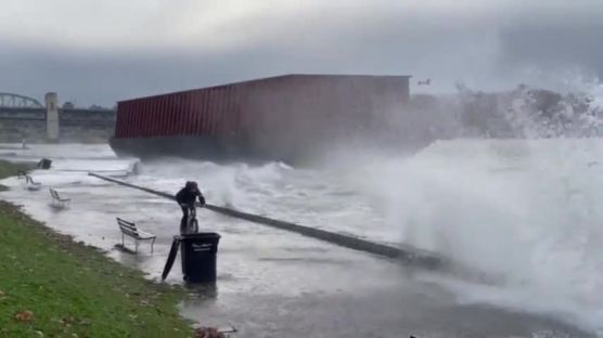 캐나다 도로서 카약 탄다…하루에 한달치 폭우, 그놈 짓이다 [영상]