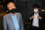 국민의힘 이준석 대표(오른쪽)와 김종인 전 비상대책위원장이 지난 6월 29일 서울 중구 한 호텔 식당에서 만찬 회동한 뒤 웃으며 엘리베이터에 타고 있다. 연합뉴스