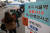 지난 18일 오전 서울 중구 서울역광장에 마련된 임시선별진료소에서 시민들이 검사를 받고 있다.  [뉴스1]