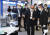 지난 9월 8일 경기도 고양 킨텍스에서 열린 '2021수소모빌리티+쇼'에서 박정원 두산그룹 회장(오른쪽)이 두산 부스를 살펴보고 있다. [사진 공동취재단]