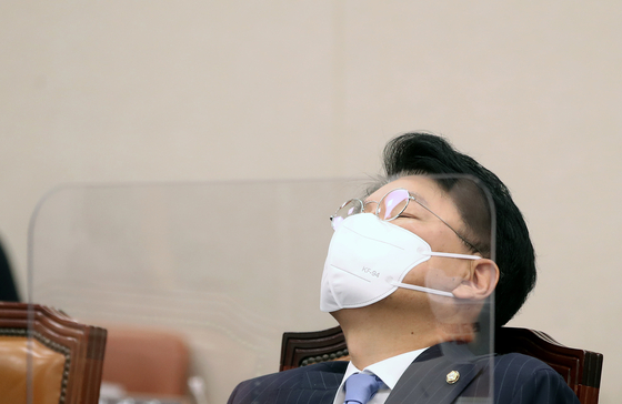 장제원 국민의힘 의원이 지난 10월 19일 서울 여의도 국회에서 열린 법제사법위원회의 법제처에 대한 국정감사에서 눈을 감은 채 생각에 잠겨 있다. 뉴스1