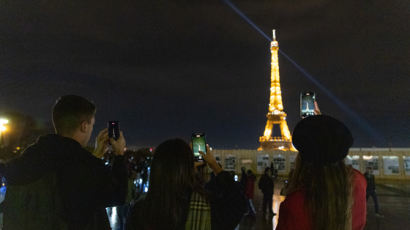 에펠탑에 다시 모인 여행객들…‘파리는 날마다 축제’