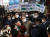 더불어민주당 이재명 대선후보가 20일 충남 논산시 화지중앙시장을 방문, 지지자들과 기념촬영을 하고 있다. 연합뉴스