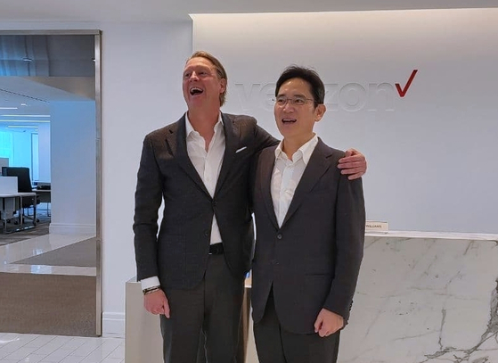  17일(현지시간) 미국 뉴저지주 버라이즌 본사에서 만난   이재용 삼성전자 부회장(오른쪽)과 한스 베스트베리 CEO. [사진 삼성전자]
