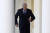 19일(현지시간) 조 바이든 미국 대통령이 칠면조 사면행사에 참석하기 위해 로즈가든으로 향하고 있다. 백악관 주치의는 바이든 대통령이 1년 전 당한 발목 골정 등 때문에 걸음걸이가 뻣뻣해졌다고 진단했다. [AFP=연합뉴스]