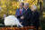 조 바이든 미국 대통령(가운데)이 추수감사절을 맞아 19일(현지시간) 백악관에서 '피넛 버터'라는 이름의 칠면조를 사면하고 있다. [AP=연합뉴스]