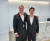 이재용 삼성전자 부회장(오른쪽)과 한스 베스트베리 버라이즌 최고경영자(CEO)가 17일(현지시간) 미국 뉴저지주 버라이즌 본사에서 면담한 뒤 기념사진을 촬영하고 있다. [사진 삼성전자]