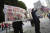 오타니의 최우수선수 수상 소식을 담은 호외가 19일 도쿄 거리에 뿌려졌다. [AP=연합뉴스]
