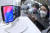 지난 8월 열린 '한국디스플레이 산업전시회'에 참여한 삼성디스플레이 부스에서 관계자들이 S자 형태로 두번 접는 '플렉스 인앤아웃 폴더블 디스플레이'를 살펴보고 있다. [연합뉴스] 