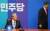 2017년 2월 4일 서울 여의도 국회 민주당 대표 회의실에서 김종인 전 의원의 입당식 당시 모습. 오른쪽은 당시 민주당 대표였던 문재인 대통령. 중앙포토