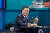 문재인 대통령이 지난 21일 저녁 서울 여의도 KBS에서 열린 2021 국민과의 대화 '일상으로'에서 국민패널의 질문에 답하고 있다. 뉴스1