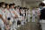 12월부터 시작되는 코로나19 백신 3차 접종을 앞두고 지난 17일 일본 도쿄의 한 접종센터에서 의료진이 회의를 하고 있다. [AFP=연합뉴스]