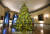 지난 해의 백악관 공식 크리스마스 트리. 샹들리에를 제거한 블루룸 가운데 세웠다. UPI=연합뉴스