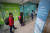 초중고 전면 등교가 시행된 22일 오전 서울 용산구 효창동 금양초등학교에서 학생들이 등교하고 있다. 사진기자협회