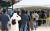 23일 오전 서울시청 앞 서울광장 코로나19 선별진료소를 찾은 시민들이 검사 순서를 기다리고 있다. [연합뉴스]
