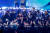 방탄소년단이 21일(현지시각) 미국 캘리포니아주 로스앤젤레스 마이크로소프트 시어터에서 열린 ‘아메리칸 뮤직 어워즈’에서 콜드플레이와 합동공연을 펼치고 있다. [로이터=연합뉴스]