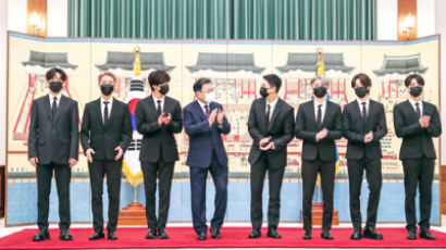 문대통령 "BTS의 AMA 대상 축하…한국 문화가 세계 석권"
