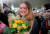 마리아 부티나가 2019년 10월 미국 복역을 마치고 출소한 뒤 러시아에 도착해 환영 꽃다발을 받고 있다. 로이터=연합뉴스