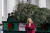 22일 백악관 안주인으로 올해 처음 크리스마스 트리를 수령한 질 바이든 여사가 "아름답습니다. 정말 굉장합니다"라고 말했다. AP=연합뉴스