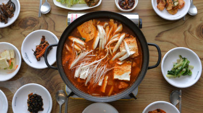 [e슐랭 토크] 광부들 목에 낀 탄가루 씻겨준 ‘족살찌개‘ 문경서 맛보세요