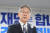 이재명 더불어민주당 대선 후보가 지난 24일 서울 여의도 중앙당사에서 주요 당직자 일괄 사퇴 관련 취재진 질문에 답변하고 있다. 뉴시스