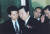 1992년 2월 8일 서울 여의도 63빌딩에서 열린 한 행사에 참석한 김대중 민주당 총재가 장성민 비서로부터 귀엣말 보고를 받고 있다.