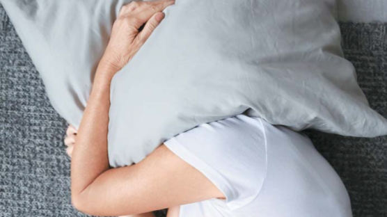 [issue&] 잠 좀 푹 자봤으면···노년기에 불면증 지속되면 치매 발병 위험 커진다