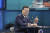 문재인 대통령이 21일 오후 서울 여의도 KBS에서 열린 ‘국민과의 대화-일상으로’에 참석해 온라인 국민패널의 질문에 답변하고 있다. 청와대사진기자단
