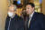 국민의힘 윤석열 대선 후보와 김종인 전 비상대책위원장이 지난 24일 저녁 만찬 회동을 하기 위해 서울시내의 한 식당으로 들어가고 있다. 연합뉴스