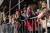 25일(현지시간) 실외에서 진행된 미국 뉴욕 메이시 추수감사절 퍼레이드를 보러 나온 시민들 대부분이 마스크를 쓰지 않은 모습이었다고 현지 언론들은 전했다. [AFP=연합뉴스]