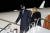 조 바이든 미국 대통령과 부인 질 여사가 23일 매사추세츠주 낸터켓에 도착했다. [로이터=연합뉴스]