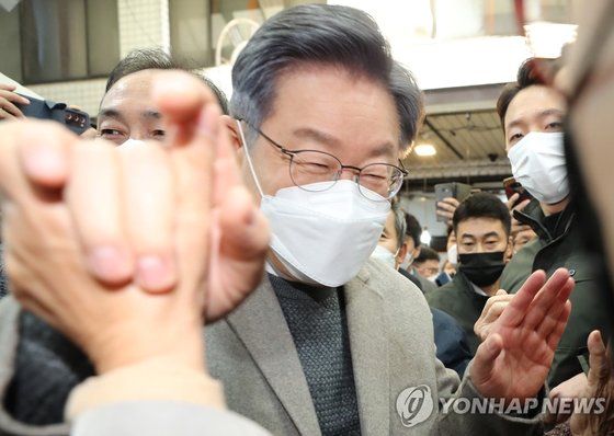 이재명 민주당 후보가 26일 오전 전남 목포 동부시장을 방문, 시민들과 인사하고 있다. 연합뉴스