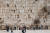 통곡의 벽 앞에서 유대인들이 기도를 하고 있다. 위 사진은 그들이 기도할 때 읽는 경전이다. 