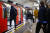 '튜브'라고 불리는 런던 지하철을 이용하는 사람들의 모습. 런던 나이트 튜브(야간 지하철) 운행은 코로나19가 본격화한 2020년 3월 이후 운행이 중단됐다. [REUTERS=연합뉴스]