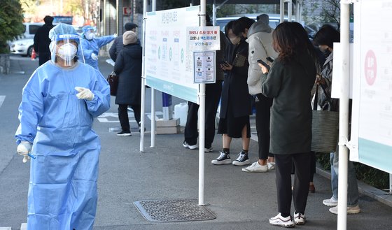 지난 26일 오전 대구 수성구 보건소 선별진료소에서 시민들이 코로나19 진단검사를 받기 위해 대기하고 있다. 뉴시스