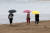 ㄴ경북 포항시 북구 영일대해수욕장 백사장에서 우산을 든 시민들이 맨발 걷기를 하고 있다. 뉴스1
