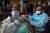 남아프리카공화국 요하네스버그에서 한 여성이 화이자 백신을 접종받고 있다. 연합뉴스