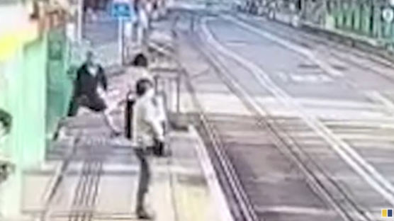 홍콩 전철역서 일면식도 없는 여성 선로로 밀어버린 남성, 체포
