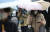비가 내리며 쌀쌀한 날씨를 보인 지난 9일 서울 종로구 광화문 일대에서 두꺼운 옷차림을 한 시민이 출근하고 있다. 뉴스1
