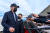 조 바이든 미국 대통령이 28일 매사추세츠주에서 추수감사절 휴가를 마치고 메릴랜드주 앤드루스 공군기지에 도착해 기자들 질문에 답하고 있다. [AFP=연합뉴스]