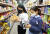 김인아(왼쪽)·김해승 학생기자가 구입하려는 물건에 소비자 중심으로 경영 활동이 이뤄지는 기업에 주어지는 CCM 인증 마크가 있는지 확인하고 있다.