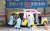 지난 24일 서울 한 병원 응급의료센터에서 119구급대원들이 이송한 환자를 다시 구급차로 옮기고 있다. 본 기사와 무관함. 뉴시스