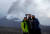 라 팔마섬을 찾은 관광객들이 지난 27일 화산 분화구를 배경으로 사진을 촬영하고 있다. 로이터=연합뉴스