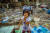 2016년 필리핀 세부 도심 한복판에서 본 철거민촌. 파란 셔츠를 입은 사설 경비원은 남은 자들이 집을 보수하거나 새로 짓지 못하게 감시하고 있었다. 그 앞의 천진난만한 어린이. [사진 허호]