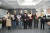 박상돈 천안시장(가운데)가 29일 쓰러진 시민을 구한 20대 청년과 원마트 직원들에게 표창패를 전달한 뒤 기념사진을 찍고 있다. [사진 천안시]